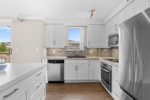 501-1152 Sunset Drive, Kelowna, BC - Indoor Photo Showing Kitchen With Upgraded Kitchen
