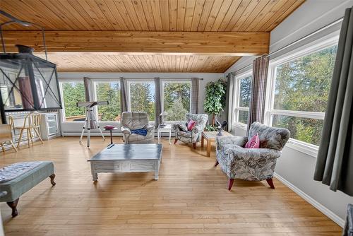 4620 38Th Avenue, Cranbrook, BC - Indoor Photo Showing Living Room