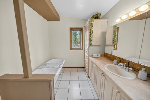 4620 38Th Avenue, Cranbrook, BC - Indoor Photo Showing Bathroom