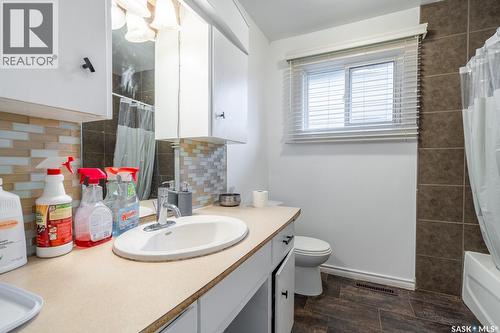 1321 Victoria Avenue, Regina, SK - Indoor Photo Showing Bathroom