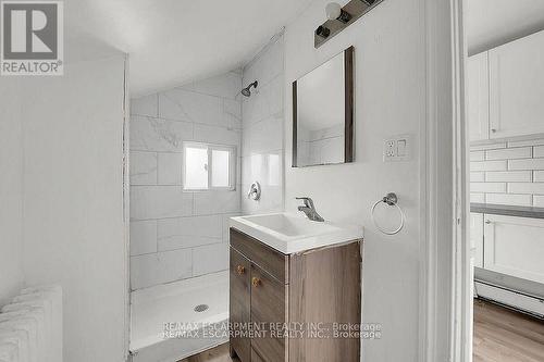 43 Centre Street, St. Catharines, ON - Indoor Photo Showing Bathroom