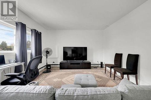 43 Centre Street, St. Catharines, ON - Indoor Photo Showing Living Room