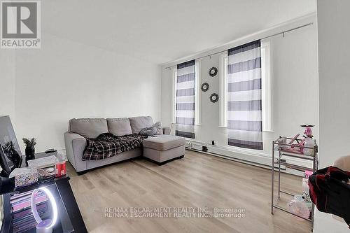 43 Centre Street, St. Catharines, ON - Indoor Photo Showing Living Room