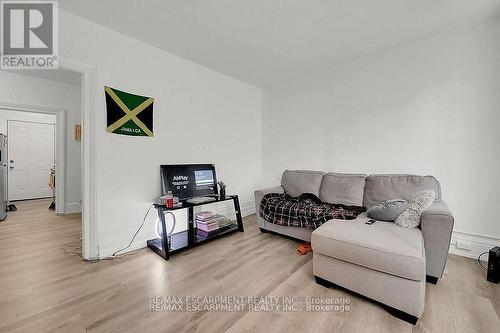 43 Centre Street, St. Catharines, ON - Indoor Photo Showing Living Room