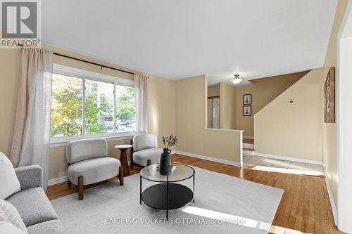 838 Borthwick Avenue, Ottawa, ON - Indoor Photo Showing Living Room