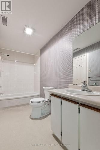 37 - 1443 Commissioners Road W, London South (South B), ON - Indoor Photo Showing Bathroom