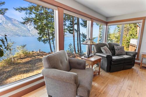 12531 Lewis Bay Road, Boswell, BC - Indoor Photo Showing Living Room
