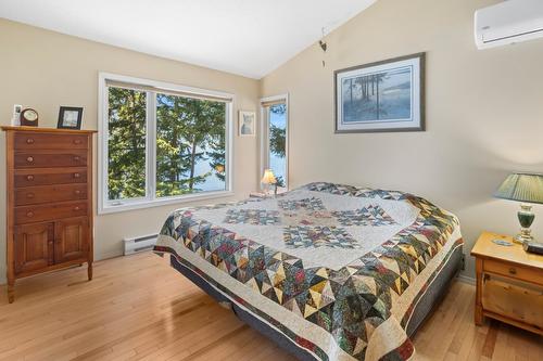 12531 Lewis Bay Road, Boswell, BC - Indoor Photo Showing Bedroom