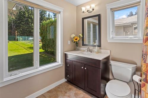 12531 Lewis Bay Road, Boswell, BC - Indoor Photo Showing Bathroom