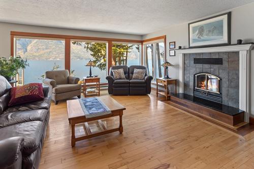 12531 Lewis Bay Road, Boswell, BC - Indoor Photo Showing Living Room With Fireplace