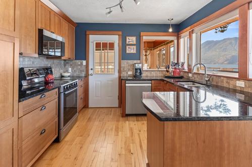 12531 Lewis Bay Road, Boswell, BC - Indoor Photo Showing Kitchen