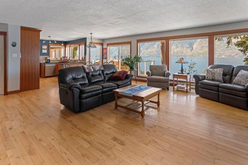 12531 Lewis Bay Road, Boswell, BC - Indoor Photo Showing Living Room
