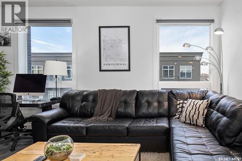 323 404 C Avenue, Saskatoon, SK - Indoor Photo Showing Living Room