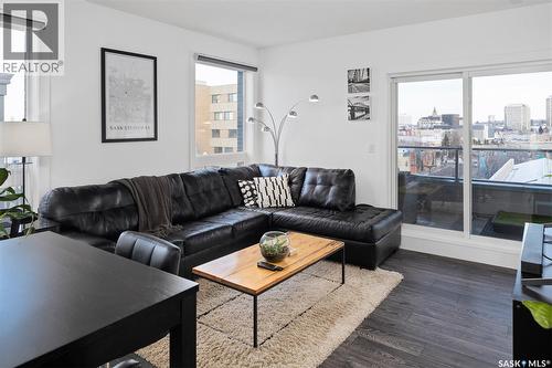 323 404 C Avenue, Saskatoon, SK - Indoor Photo Showing Living Room