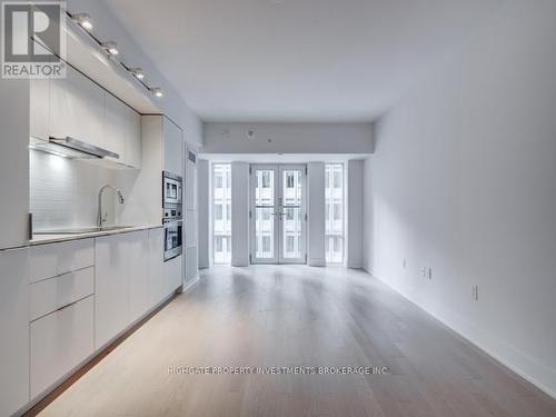 618 - 955 Bay Street, Toronto, ON - Indoor Photo Showing Kitchen