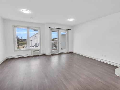 23 37 Willow Street, Mitchell, MB - Indoor