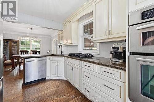 The Impressive Kitchen Features a Gas Cooktop - 677 Greenwood Drive, Burlington, ON - Indoor Photo Showing Kitchen With Upgraded Kitchen