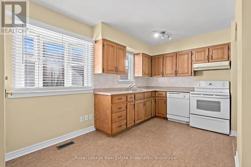 7 Rexway Drive, Halton Hills, ON - Indoor Photo Showing Kitchen