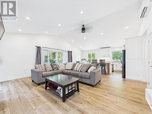 127 Hemlock Street, Huron-Kinloss, ON - Indoor Photo Showing Living Room