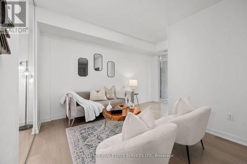 708 - 859 The Queensway, Toronto, ON - Indoor Photo Showing Living Room