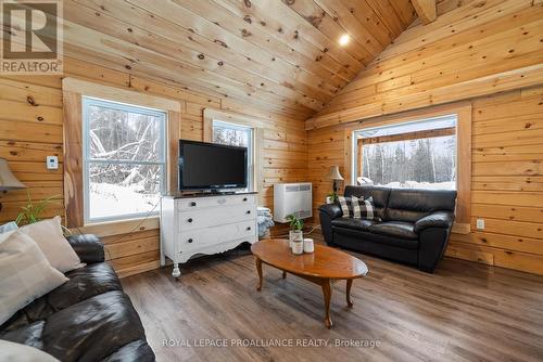 34 Elm Lane, Tudor And Cashel (Cashel Ward), ON - Indoor Photo Showing Living Room