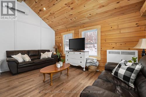 34 Elm Lane, Tudor And Cashel (Cashel Ward), ON - Indoor Photo Showing Living Room