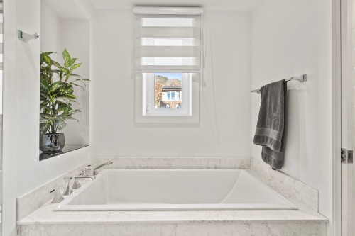 Salle de bains attenante à la CCP - A34-3982 Ch. De La Côte-Des-Neiges, Montréal (Ville-Marie), QC - Indoor Photo Showing Bathroom