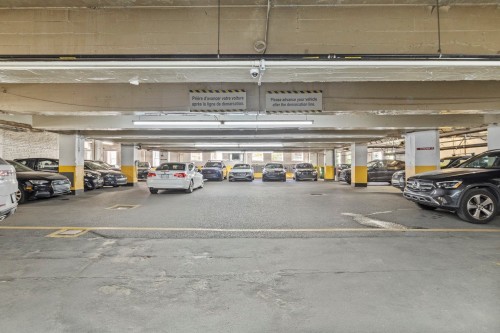 Garage - A34-3982 Ch. De La Côte-Des-Neiges, Montréal (Ville-Marie), QC - Indoor Photo Showing Garage