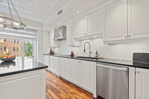 Cuisine - A34-3982 Ch. De La Côte-Des-Neiges, Montréal (Ville-Marie), QC - Indoor Photo Showing Kitchen With Upgraded Kitchen