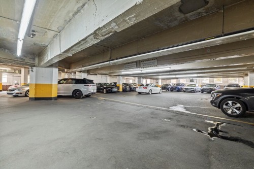 Garage - A34-3982 Ch. De La Côte-Des-Neiges, Montréal (Ville-Marie), QC - Indoor Photo Showing Garage