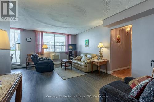 Bright rooms - 904 - 359 Geneva Street, St. Catharines (Fairview), ON - Indoor Photo Showing Living Room
