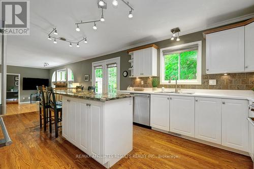 35 Crantham Crescent, Ottawa, ON - Indoor Photo Showing Kitchen With Upgraded Kitchen