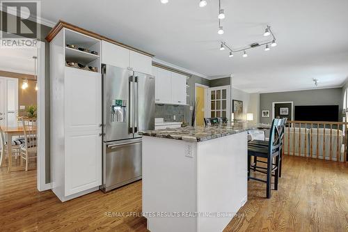 35 Crantham Crescent, Ottawa, ON - Indoor Photo Showing Kitchen With Stainless Steel Kitchen With Upgraded Kitchen
