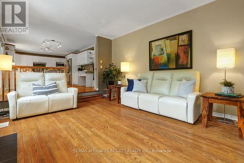 35 Crantham Crescent, Ottawa, ON - Indoor Photo Showing Living Room