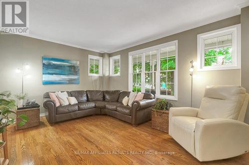 35 Crantham Crescent, Ottawa, ON - Indoor Photo Showing Living Room