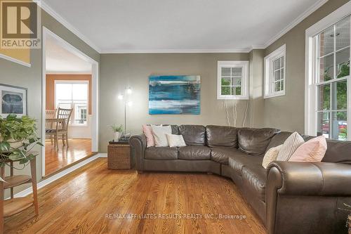 35 Crantham Crescent, Ottawa, ON - Indoor Photo Showing Living Room