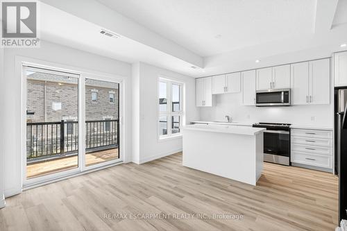 37 - 70 Kenesky Drive, Hamilton, ON - Indoor Photo Showing Kitchen