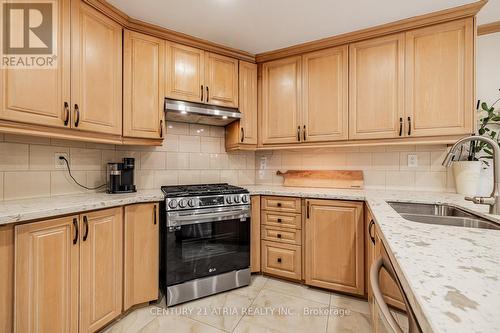 898 Stonehaven Avenue, Newmarket, ON - Indoor Photo Showing Kitchen With Double Sink