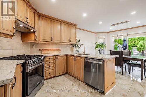 898 Stonehaven Avenue, Newmarket, ON - Indoor Photo Showing Kitchen