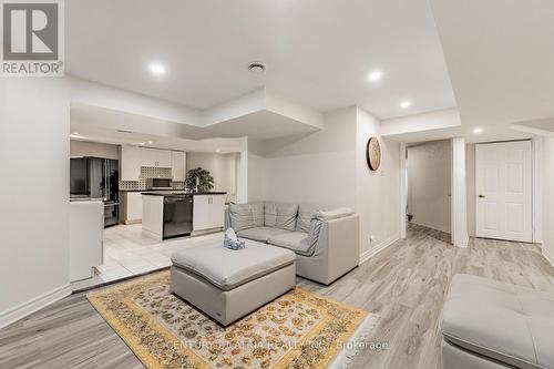 898 Stonehaven Avenue, Newmarket, ON - Indoor