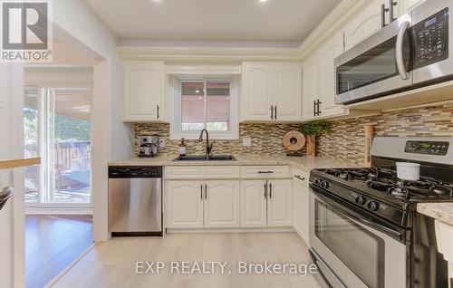 36 Blackfriars Place, Kitchener, ON - Indoor Photo Showing Kitchen With Double Sink With Upgraded Kitchen
