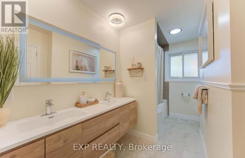 36 Blackfriars Place, Kitchener, ON - Indoor Photo Showing Bathroom