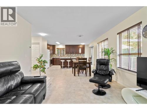 721 11 Street Se, Salmon Arm, BC - Indoor Photo Showing Living Room