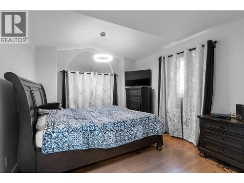 Primary Bedroom - view out to front yard - 721 11 Street Se, Salmon Arm, BC - Indoor Photo Showing Bedroom