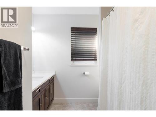 Full Upstairs Bathroom - 721 11 Street Se, Salmon Arm, BC - Indoor Photo Showing Bathroom