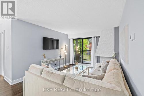 203 - 15390 Yonge Street, Aurora, ON - Indoor