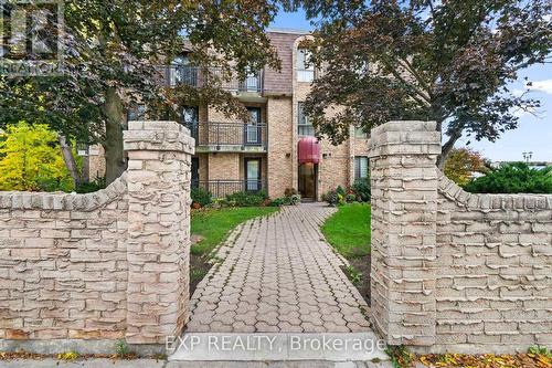 203 - 15390 Yonge Street, Aurora, ON - Outdoor