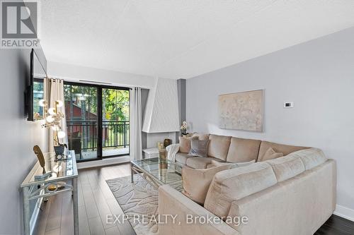 203 - 15390 Yonge Street, Aurora, ON - Indoor Photo Showing Living Room