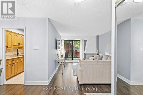 203 - 15390 Yonge Street, Aurora, ON - Indoor