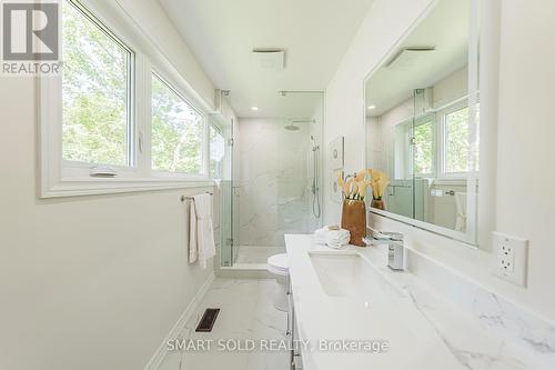 158 Park Avenue, Newmarket, ON - Indoor Photo Showing Bathroom
